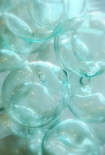 many bubbles are floating in the air near each other