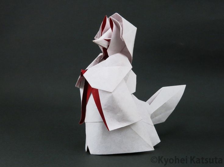 an origami animal made out of white paper