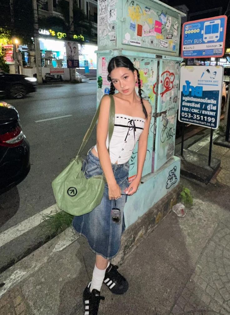 Unique Posing Ideas, Staycation Outfits Summer, Showing Off Outfit Pose, Cute Japan Outfits, Japanese Street Style Summer, Thai Fashion Street, Japan Outfit Aesthetic, Summer Japanese Outfits, Japan Summer Fashion