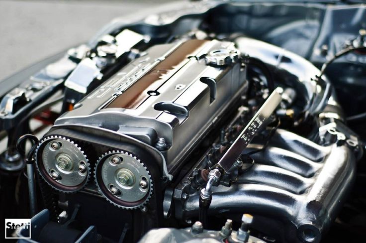 the engine of a car is shown in this close up photo with its hood open