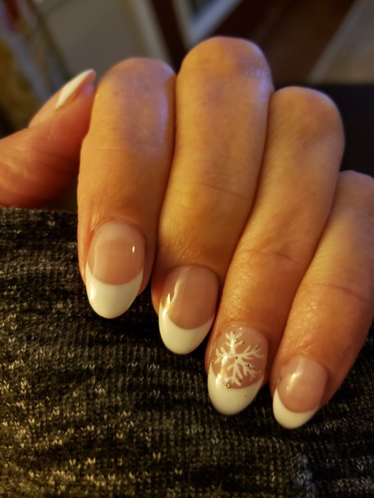 Christmas Nails Gels Short, Short Winter French Tip Nails, Short Nail Xmas Designs, Christmas Winter Nails Short, White Chrome Nails Christmas, Short Oval Winter Nails, Christmas Nails Non Acrylic, Cute Winter Short Nails, Cute Christmas Nails For Teens