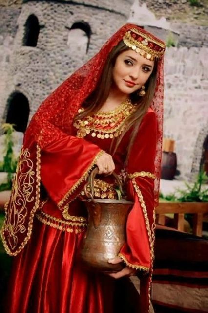 Iranian girl in traditional Azari costume. Persian Women, Ethno Style, Persian Culture, Iranian Women, We Are The World, Folk Costume, World Cultures, Muslim Women, Armenia