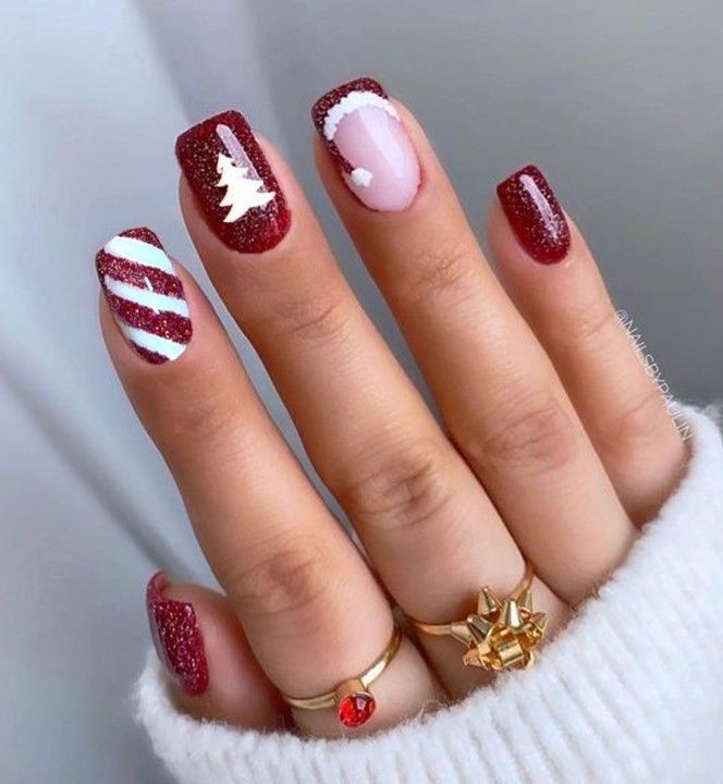 Nail Design December, Christmas Nails Acrylic Round, Square Nails Christmas Art Designs, Fun Christmas Nails Acrylic, Christmas Nails Rain Deer, Gold And Red Christmas Nails, Christmas Short Acrylic Nails, Christmas Shellac Nails Designs, Nails To Match Red Dress