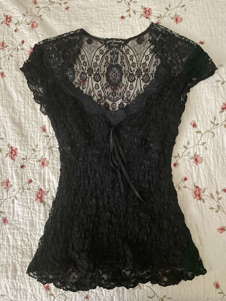 Corset Outfit Victorian, Romantic Goth Fashion Victorian, Lace Goth Outfit, Victorian Goth Clothes, Vintage Corset Top, Goth Thrifting, Victorian Blouse Outfit, Gothic Corset Outfits, Victorian Gothic Outfit