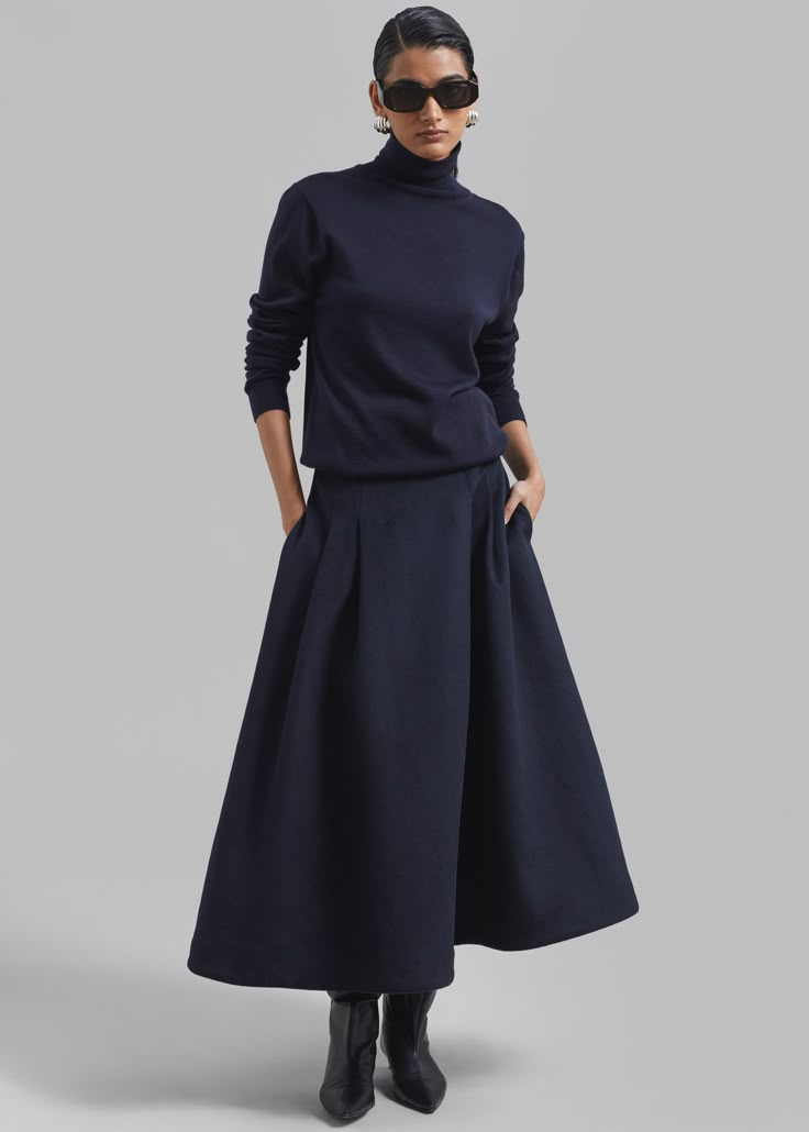 Color: Navy Heavyweight wool blend fabric Regular fit Midi length Pleated detailing Flared silhouette Concealed back zip closure Unlined 50% Wool 38% Polyester 12% Polyamide Dry Clean By The Frankie Shop. Imported Black Pleated Skirt Outfit, Wool Skirt Outfit, Classic Fashion Looks, Long Wool Skirt, Minimalist Fashion Women, Long Skirt Outfits, Winter Skirt Outfit, Midi Flare Skirt, The Frankie Shop