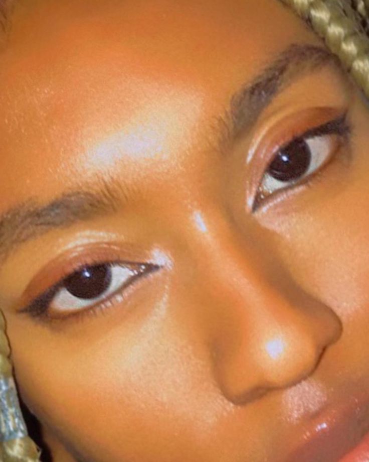 #blackgirlaesthetic #eyeliner #eyemakeup #pretty Brown Tightline Eyeliner, Casual Eyeliner Looks, Clean Girl Eyeliner, Eyeliner Only Look, Eyeliner No Wing, Brown Waterline Eyeliner, 80s Eyeliner, Eyeliner With Glasses, Liquid Eyeliner Styles