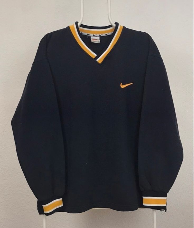 Nike Old Clothes, Hoodie Nike Vintage, Nike Vintage T Shirt, Vintage Nike T Shirt, Old Nike Aesthetic, Old Nike Outfits, Nike 90s Outfit, Old Nike Clothes, Sweatshirt Ootd