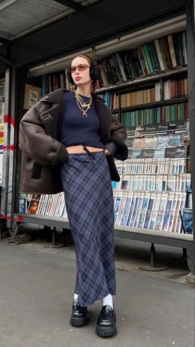 Layering Dresses For Winter Midi, Plaid Maxi Dress Outfit, Long Patterned Skirt Outfit, Maxi Plaid Skirt Outfit, Plaid Long Skirt Outfit, Retro Skirt Outfits, Pencil Skirt Outfit Winter, Plaid Maxi Skirt Outfit, Plaid Midi Skirt Outfit