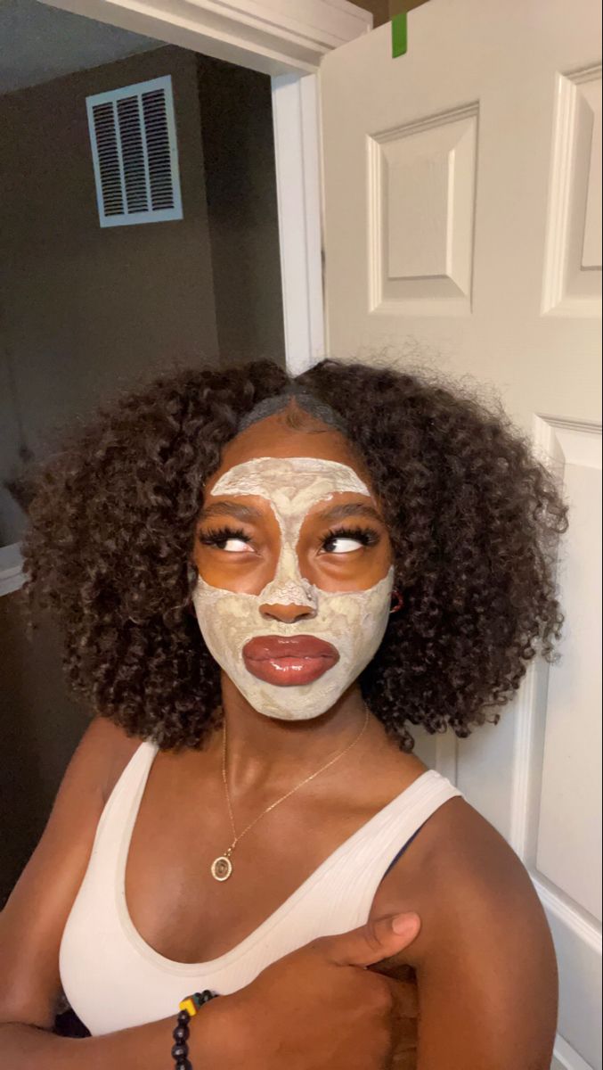 Cute Natural Protective Hairstyles, Skin Care Black Women, Beauty Vision Board, Rich Skincare, Black Skin Care Products, Importance Of Hydration, Skincare Girl, Face Mask Aesthetic, Pretty Dark Skin