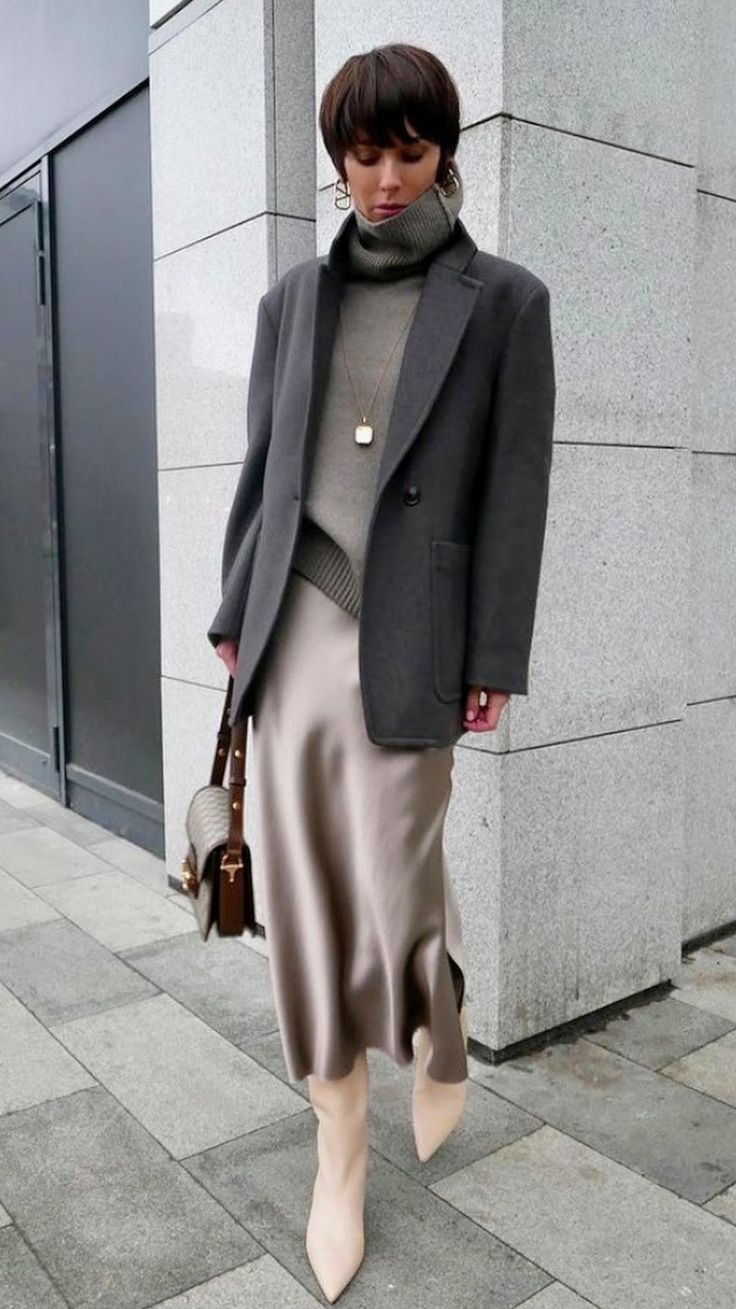 Gonna Satin Outfit, Maxi Skirt Street Style, Midi Skirt Satin, Silk Skirt Outfit, Skirt Ootd, Satin Skirt Outfit, Smart Casual Women Outfits, Rok Outfit, Smart Casual Women