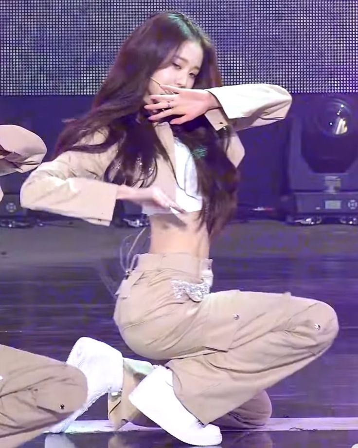 Jang Wonyoung Body Goals, Kpop Body Reference, Wonyoung Body Goals, Wonyoung Body, Korean Fits, Ideal Body, Body Inspiration, Girl Crushes, I Love Girls