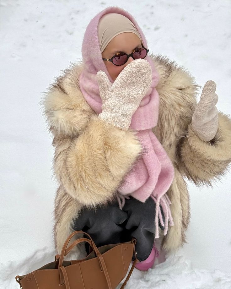 my pinky pink winter outfit💕🎀🍧🌸 Pink Winter Outfit, Winter Hijab Outfits, Hijabi Lifestyle, Hijabi Women, University Outfits, Winter Hijab, Winter Pics, University Outfit, Snow Princess