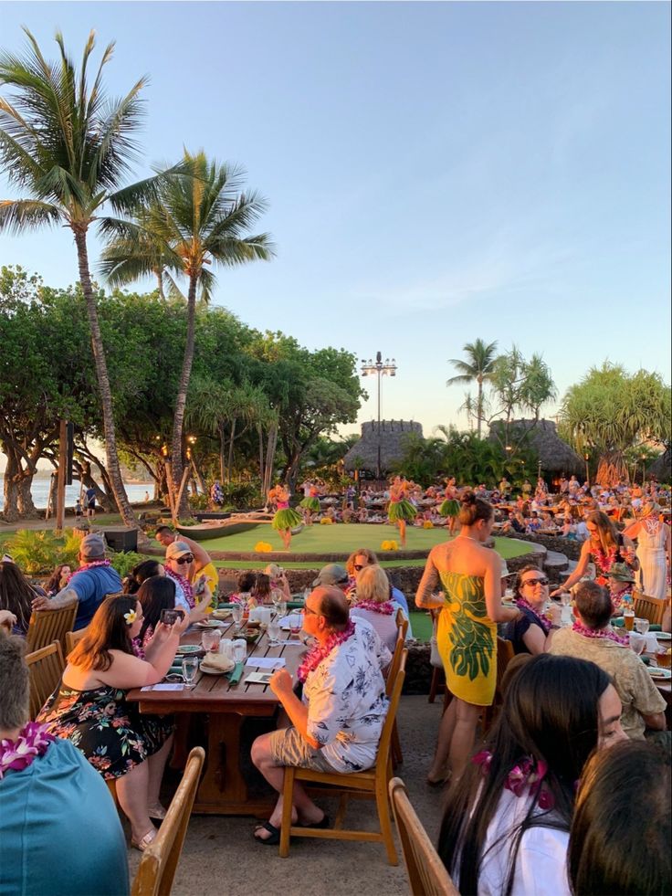 sunset in hawaii at an hawaiian luau eating dinner with the family Hawaii Luau Aesthetic, Hawaii Restaurant Aesthetic, Hawaii Trip With Friends, Birthday In Hawaii, Hawaii Instagram Stories, Luau Aesthetic, Hawaii Vacation Aesthetic, Dinner In Hawaii, Living In Hawaii Aesthetic