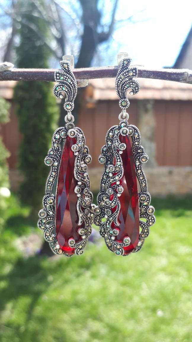 Earrings Weight: 19.5 gram Luxurious Red Long earrings with comfotable Latch Back Large Red Earrings Huge Red Earrings Long Dangle Marcasite Heavy Very Long Red Earrings Luxury Red Jewelry Evening Red Earring Woman Gift Earrings details: Lenght: 6,5cm= 2.6 inches Width : 1,5 cm Weight: 20 grams Ring details: Weight 13,5 grams Size: Any size available Shipping time: Europe 3-4 weeks USA and other countries 3-4 weeks Sometimes 5 weeks depending on the season Ornate Red Dangle Earrings, Elegant Handmade Red Crystal Earrings, Red Chandelier Earrings For Formal Events, Formal Red Chandelier Earrings, Ornate Red Earrings For Party, Red Drop Earrings For Gift, Red Ruby Single Earring, Red Drop Earrings For Pierced Ears, Single Ruby Earring In Red