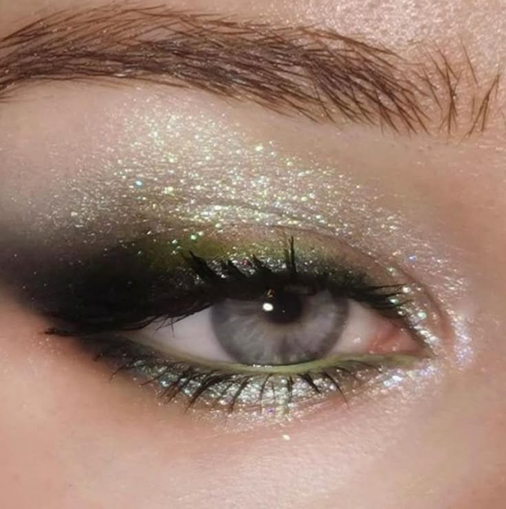 Green Makeup For Wedding, Make Up Ideas For Green Eyes, Makeup Ideas Green Eyes, Edgy Eyeliner, Stylish Eyeliner, Green Eyeshadow Makeup, Green Dress Makeup, Eyeliner Tutorials, Eyeliner Techniques