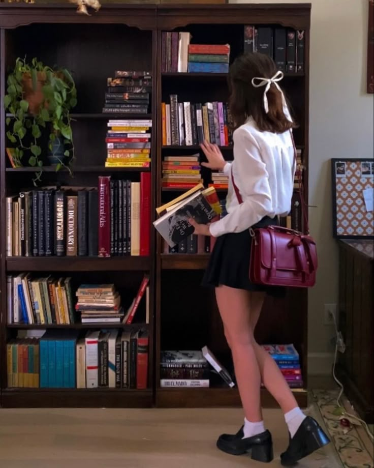 Nerdy Woman Aesthetic, Book Reader Outfits, Book Reader Aesthetic Outfits, Reader Aesthetic Outfits, Book Girl Outfits, Bookworm Aesthetic Outfit, Library Fits, Bookworm Outfit, Bookstore Outfit