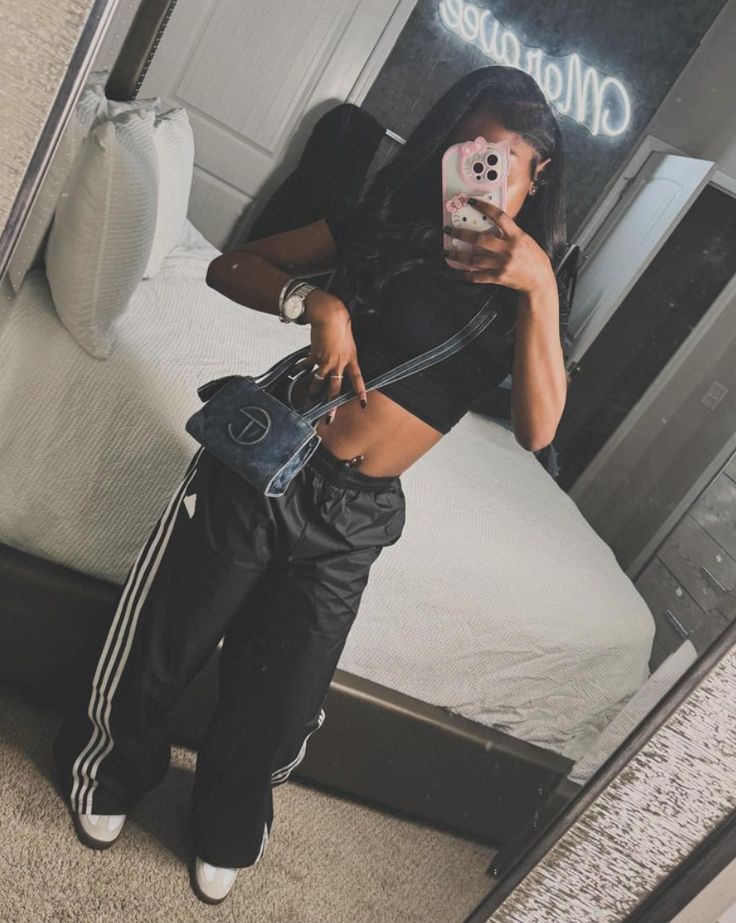 Adidas Sweatpants Outfit, Cool Sweatpants, Sweatpants Outfit Ideas, Sweatpants Outfits, Samba Outfit, Cozy Sweatpants, Fly Outfit, Baggy Sweatpants, Skandinavian Fashion