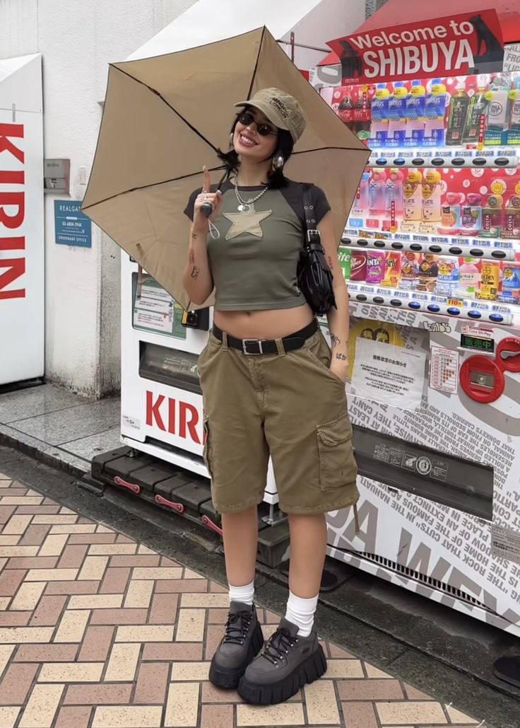 Big Shorts Small Shirt, Oversized Cargo Shorts Outfit, Brown Short Pants Outfit, Hawaii Core Outfits, Casual Summer Grunge Outfits, Long Cargo Shorts Outfit, Skater Core Outfits, Long Cargo Shorts Outfits Women, Outfits With Cargo Shorts