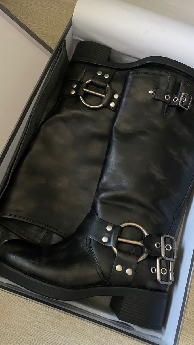 Biker Boots Aesthetic, Biker Boots Outfit, Tomorrowland Outfit, Motorcycle Boots Outfit, Black Biker Boots, Boots Biker, Mary Jane Platform Shoes, Shoes Too Big, Shoe Inspo