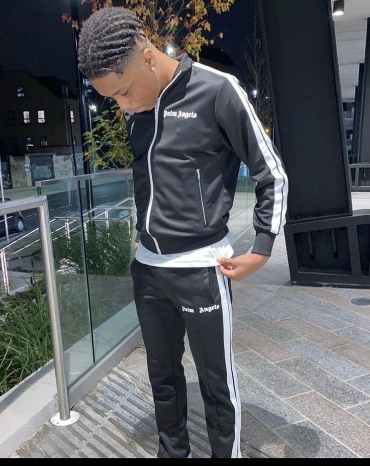 Palm Angels Tracksuit, Uk Drip, Streetwear Tshirt Design, Hoodie Outfits, Black Men Fashion Urban, Drippy Outfit, Street Fits, Outfit Hoodie, Drip Outfit Men