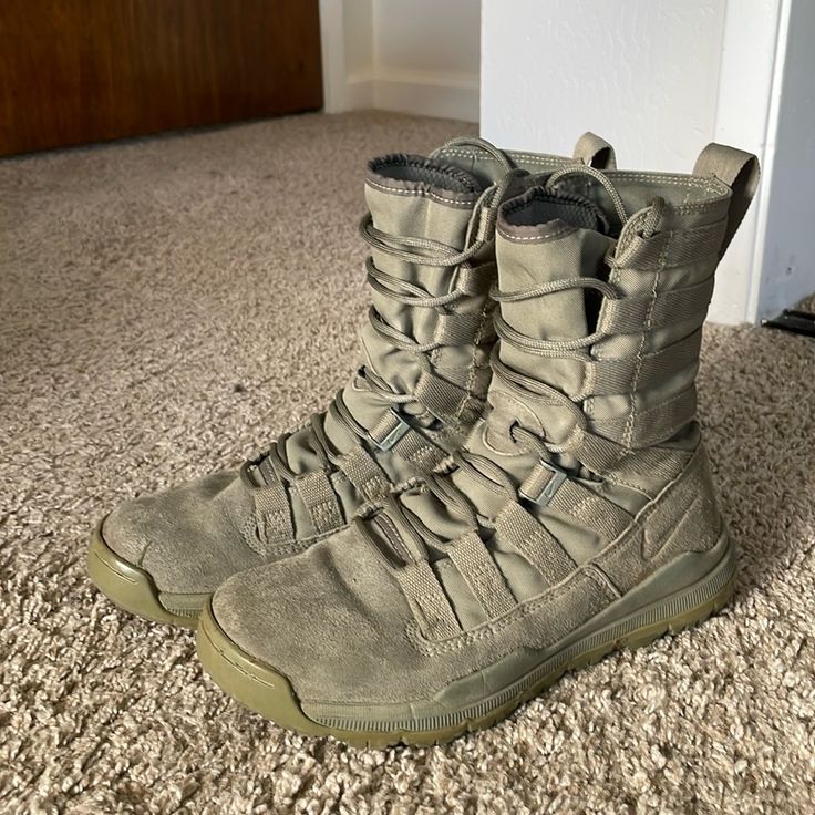 Perfect Condition Very Minimal Wear. Mens Size 6 Eu 38.5 Khaki Combat Style Lace-up Hiking Boots, Nike Lace-up Combat Boots For Outdoor, Combat Style Hiking Boots With Vibram Sole, Nike High-top Outdoor Hiking Boots, Nike High-top Hiking Boots For Outdoor, Combat Hiking Sneakers With Round Toe, Combat Boots With Vibram Sole For Outdoor Activities, Combat Boots With Vibram Sole For Sports, Combat Style Waterproof Boots With Vibram Sole