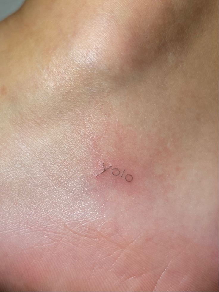 a small tattoo on the back of someone's left leg that says xoxo