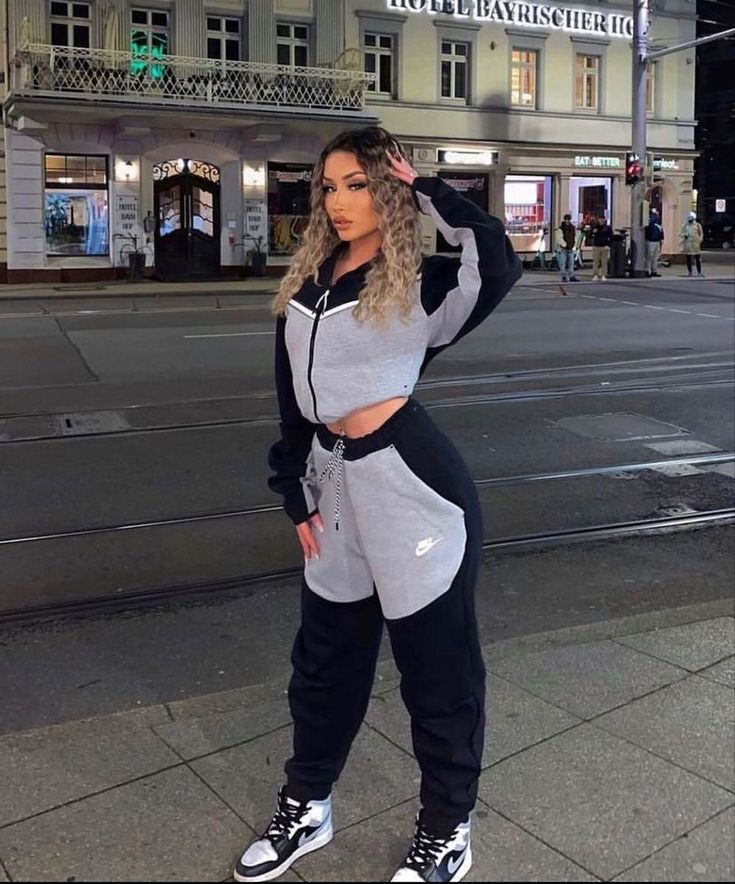 Nike Tracksuit Outfit Women, Tech Outfits Women, Drip Outfits Women, Nike Tech Fit, Athletic Wear Outfits, Tracksuit Outfit Women, Nike Tech Tracksuit, Sportwear Outfit, Chav Outfits