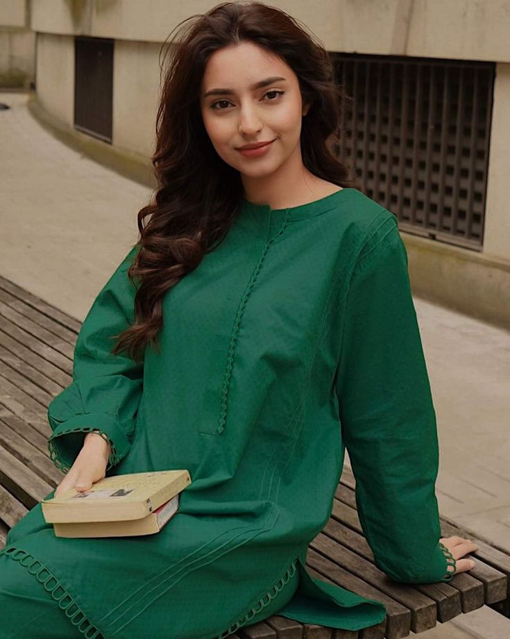 Plain Dress Designs Pakistani, Plane Clothes, Shirt Design For Girls, Simple Dress Casual, Simple Kurta, Lawn Dresses, Modest Casual, Latest Dress Design, Trendy Shirt Designs