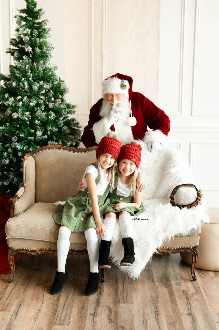 Christmas Minis With Santa, At Home Santa Pictures, Kids With Santa Pictures, Santa Poses With Kids, Mall Santa Photo Ideas, Photos With Santa Ideas, 3 Kids Christmas Pictures, Santa Session Photography, Santa Photo Ideas