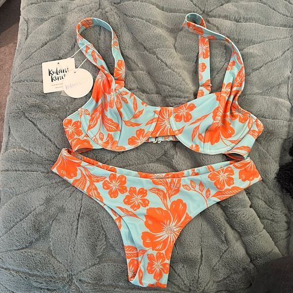 Kulani kinis floral bikini Kulanis Bikinis, Cute Vacation Bikinis, Colorful Bikinis Pattern, Bright Bikinis Summer, Cute Floral Bikinis, Kulani Kinis Instagram, Kulani Swim, Summer Bathing Suits Bikinis, Cute Summer Bathing Suits