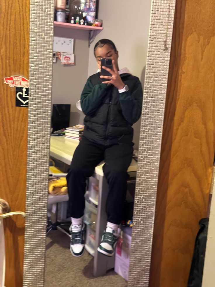 Outfits With Green Nike Dunks, Michigan Green Dunks Outfit, Sweats And Dunks Outfit, Sweatpants And Dunks Outfit, Army Green Dunks Outfit, Green Dunk Outfit Ideas, Cute Outfits With Green Pants, Varsity Green Dunks Outfit, Deep Jungle Dunks Outfit