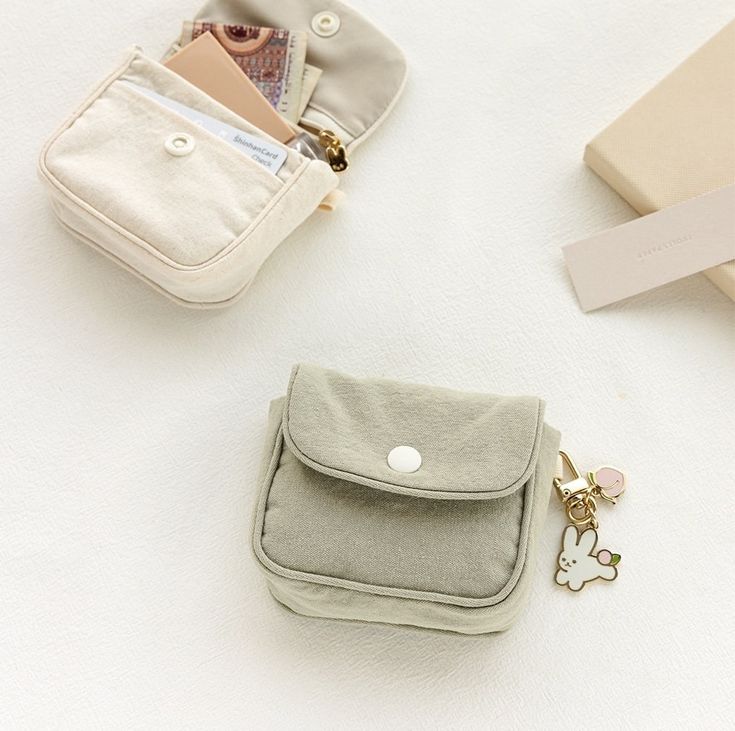 Cute Pouch Aesthetic, Sewing A Pouch, Diy Mini Pouch, Cute Zipper Pouch, Small Purse Aesthetic, Pouches For School, Mini Bag Diy, Essentials Pouch, Cute Pouches