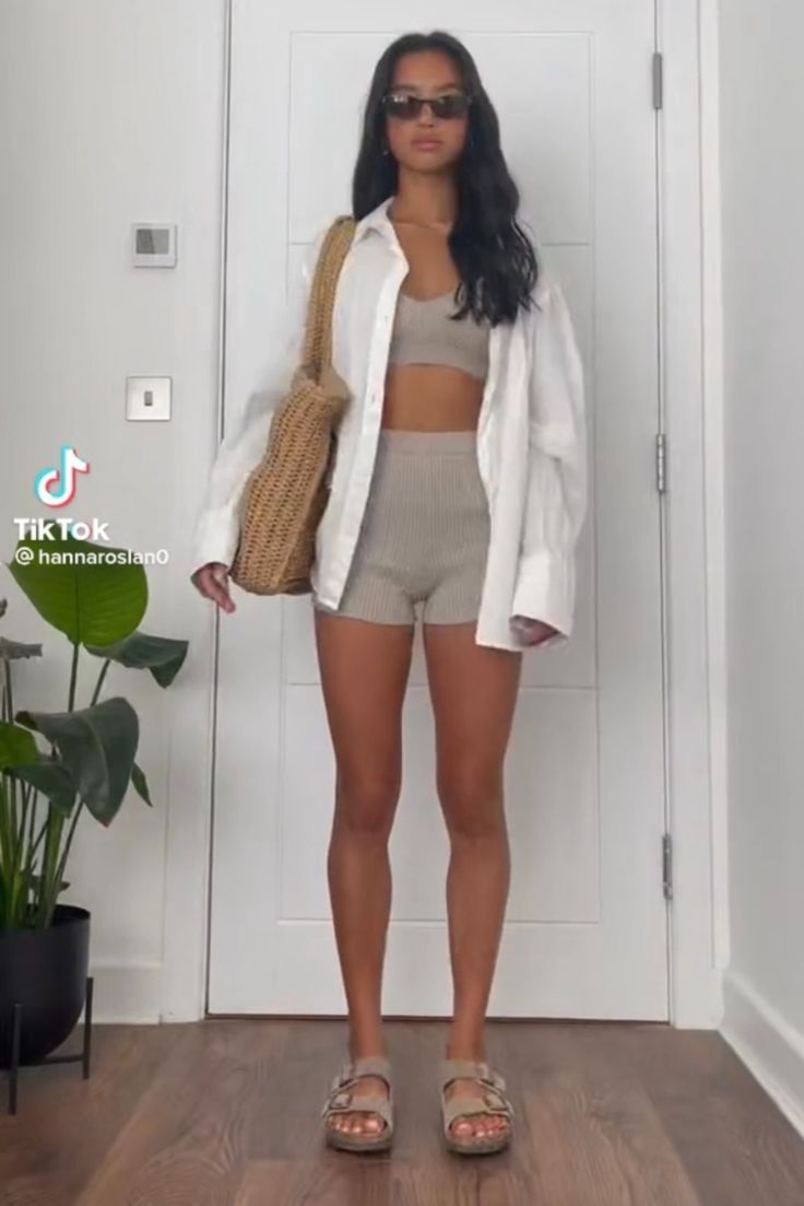 Minimal Athleisure Outfits, Cute Boat Outfits, Comfy Hot Weather Outfits, Summer Outfits Caribbean, Walking Holiday Outfits, Casual Summer Lounge Outfits, Outfit Hot Weather, Errand Outfit, Staycation Outfits