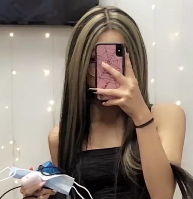 Blonde Streaks On Light Brown Hair, Money Piece Chunky Highlights, Stripe Blonde Highlights, Baddie Hair Highlights, Blonde Hair With Chunky Black Highlights, Haircuts Straight Hair Women, Black Hair Blonde Chunky Highlights, Dark Brown With Blonde Streaks, Blonde And Black Skunk Hair