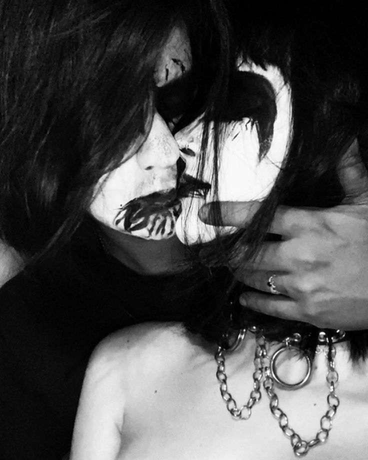 corpse paint couple, black metal, dsbm, corpse paint, goth, metalhead, black metal head, alt, alternative, alternativos, alt couple, corpse paint casal Goth Couple Aesthetic, Goth Metalhead, Corpse Paint, Drum Band, Couple Black, Goth Bands, Metal Head, Love My Man, Goth Makeup