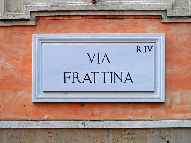 a sign on the side of a building that says via frattina in italian