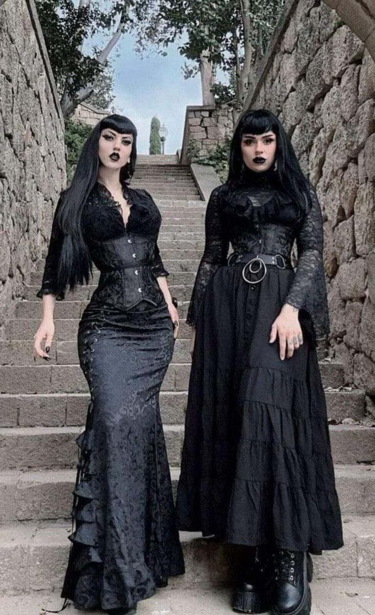 Vampire Goth Fashion, Gothic Fits, Goth Outfit Inspo, Traditional Goth, Goth Fits, Goth Outfit Ideas, Vampire Clothes, Goth Look, Goth Women