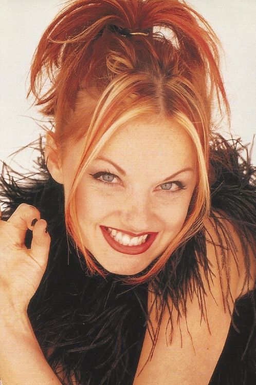 Geri Halliwell aka Ginger Spice Ginger Spice Costume, Ginger Spice Girl, Spice Girls Costumes, Geri Halliwell, Ginger Spice, Hair Streaks, 90s Hairstyles, Girls Pin, Dye My Hair