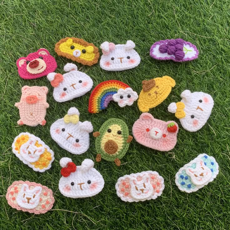 there are many crocheted animals on the grass