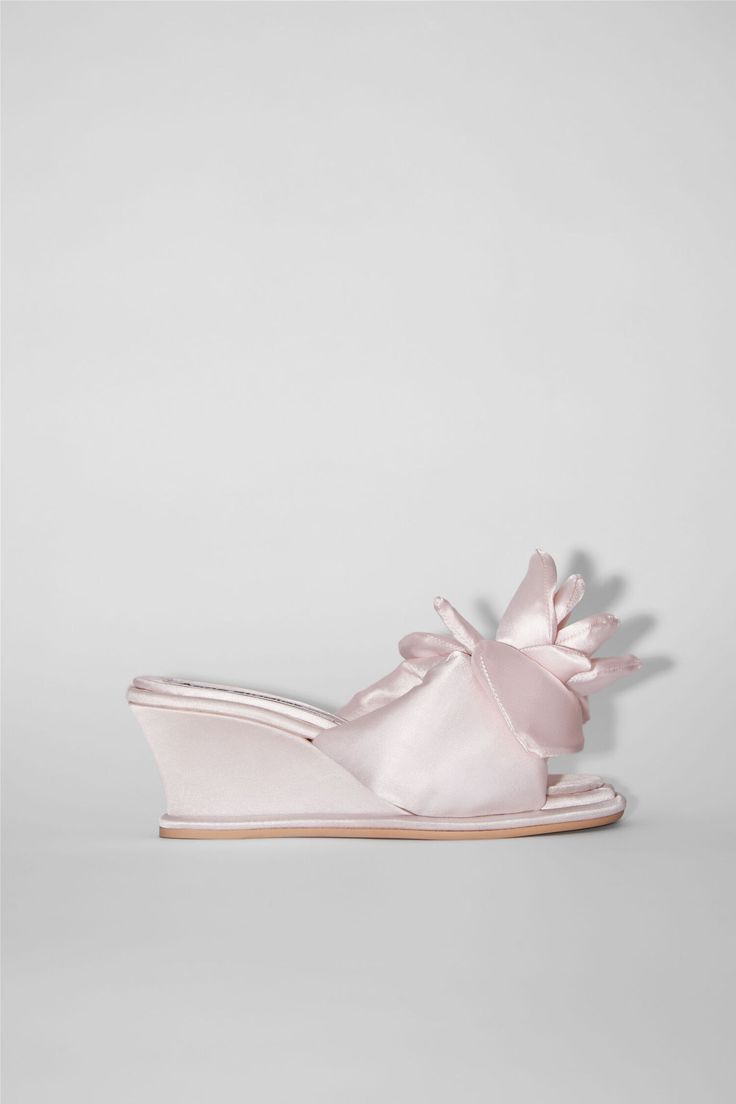 Satin wedge sandal Rose Shoes, Rose Pale, Men's Shoes Accessories, Rosé Details, Women's Shoes Accessories, Pink Sandals, Virtual Fashion, Jeans Bag, Shoes Socks