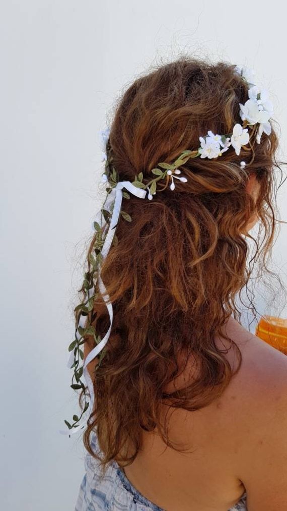 White hydrangea hair crown is a perfect wedding hair accessory. It has beautiful green leaves garland back.     The hair crown is flexible and tights well with white ribbon.       Very beautiful and realistic composition of flowers, pip berries and green leaves garland. Simple and very elegant.       On the last picture you can see the white hydrangea wedding set, which includes crown, bracelet, shoes clips and boutonniere for groom. Bridal boho haircrown Floral wreath with white hydrangea flowers Wedding floral Hair piece Woodland wedding hair accessories Boho bridal Woodland Wedding Hair, White Hydrangea Wedding, Simple Flower Crown, Floral Hair Piece, Wedding Hairstyles And Makeup, Floral Headpiece Wedding, Leaves Garland, Hydrangea Wedding, Flower Braids