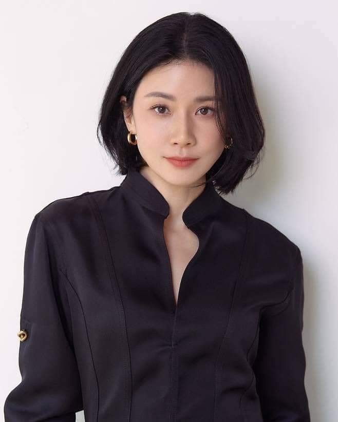 Mom Claim Dr, Mom Face Claim Dr, Young Mom Haircut, Lee Bo Young, Mother Pictures, Straight Blonde Hair, Mom Hairstyles, Cut My Hair, Plastic Surgeon