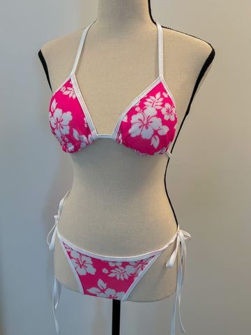 Lydia hibiscus bikini – Bit By Angie Swimsuits 2000s, Cute Summer Swimsuits Bikinis, 2 Piece Bathing Suits, 2000s Clothes, Pink Hibiscus, Downtown Outfits, Cute Bathing Suits, 2000s Fashion Outfits, Summer Swim Suits