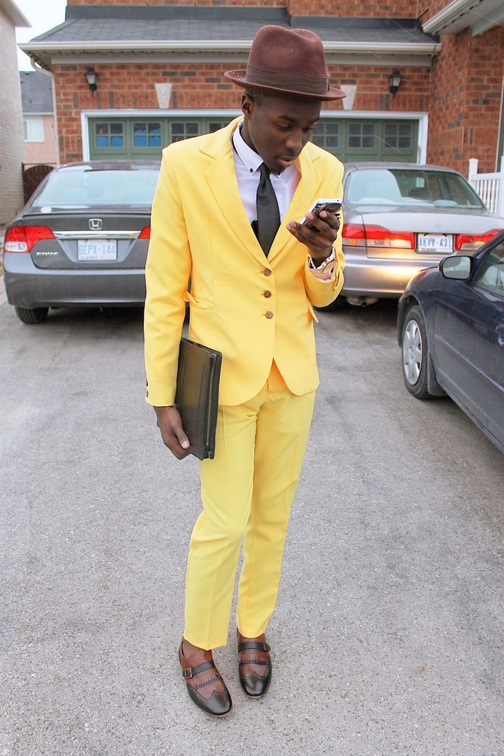 I love this yellow suit on him Black Mens Fashion Suits, Yellow Suit, Mens Fashion Classy, Fashion Suits, Mens Fashion Suits, Fashion Night, Black Men Fashion, Well Dressed Men, Chic Dress