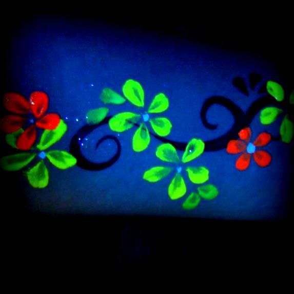 Blacklight flowers Rave Face Paint, Neon Face Painting, Party Face Paint, Glow Face Paint, Uv Face Paint, Neon Face Paint, Uv Makeup, Black Light Party, Uv Paint