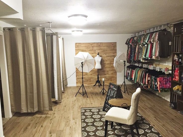 the room is clean and ready to be used as a studio or photo studio for photographers