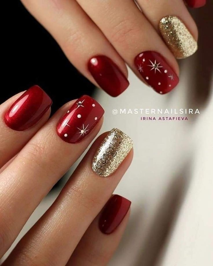 Karwachauth Nail Ideas, Christmas Manicure Nails, Hairstylist Nails Ideas, Dark Red Winter Nails, Christmas Fingernail Ideas, Kerstnagels Glitter, Nails Ideas December, Old Hollywood Nails, Red Nails With Gold Glitter