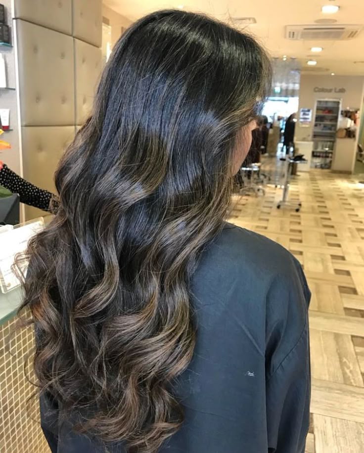 Dark Natural Hair Color Ideas, Black Dark Hair, Sunkissed Highlights, Balyage Long Hair, Black Balayage, Vogue Makeup, Black Hair Balayage, Subtle Balayage, Brown Hair Inspo