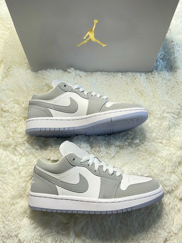 Wishlist Shoes, Sepatu Air Jordan, Snicker Shoes, Shoe Aesthetic, Gray Nike Shoes, Jordan 1 Low White, Skater Outfits, Nike Shoes Girls, Nike Fashion Shoes