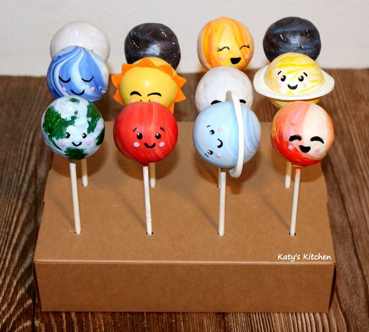 there are many cake pops with faces on them